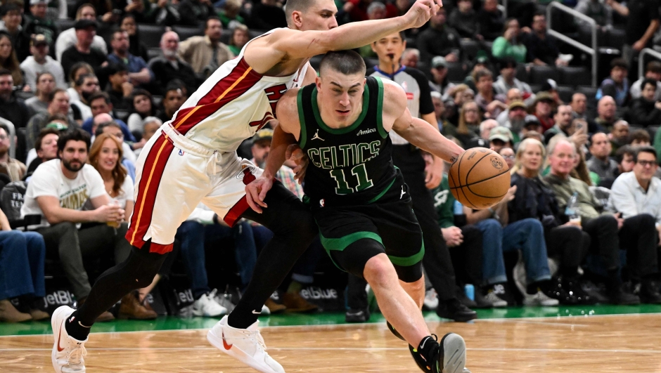 BOSTON, MASSACHUSETTS - DECEMBER 02: Payton Pritchard #11 of the Boston Celtics dribbles the ball to the basket against Tyler Herro #14 of the Miami Heat during the fourth quarter at the TD Garden on December 02, 2024 in Boston, Massachusetts. NOTE TO USER: User expressly acknowledges and agrees that, by downloading and or using this photograph, User is consenting to the terms and conditions of the Getty Images License Agreement.   Brian Fluharty/Getty Images/AFP (Photo by Brian Fluharty / GETTY IMAGES NORTH AMERICA / Getty Images via AFP)