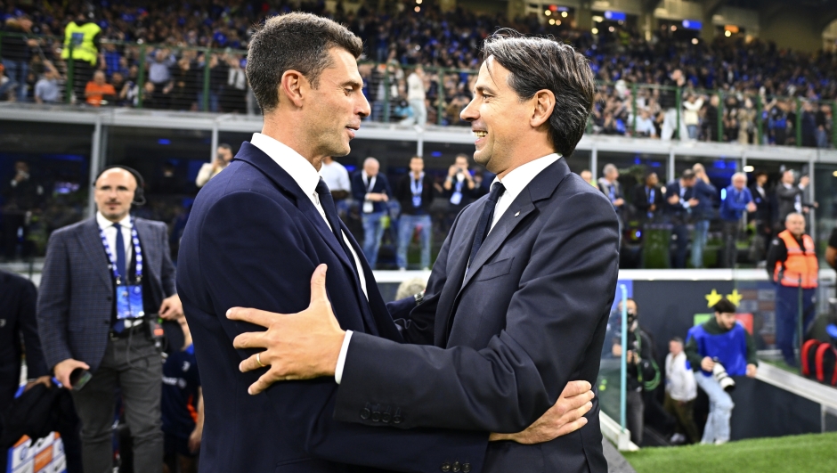 MILAN, ITALY - OCTOBER 27: Head coach of FC Internazionale Simone Inzaghi salutes head coach of Juventus Thiago Motta prior the Serie A match between FC Internazionale and Juventus at Stadio Giuseppe Meazza on October 27, 2024 in Milan, Italy. (Photo by Mattia Ozbot - Inter/Inter via Getty Images)