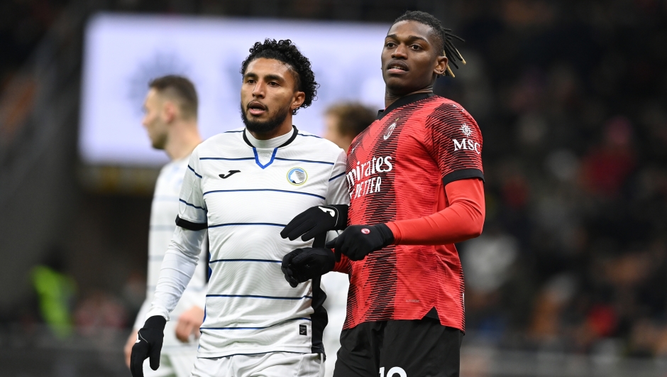 MILAN, ITALY - JANUARY 10:  Rafael Leao of AC Milan competes for the ball with Ederso of Atalanta BC during the Coppa Italia match between AC Milan and Atalanta BC at Stadio Giuseppe Meazza on January 10, 2024 in Milan, Italy. (Photo by Claudio Villa/AC Milan via Getty Images)