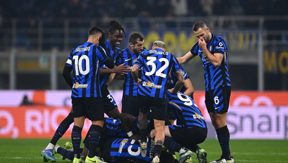 MILAN, ITALY - DECEMBER 06: Nicolò Barella of FC Internazionale celebrates with teammates after scoring his team's second goal during the Serie match between Inter and Parma at Stadio Giuseppe Meazza on December 06, 2024 in Milan, Italy. (Photo by Mattia Ozbot - Inter/Inter via Getty Images)