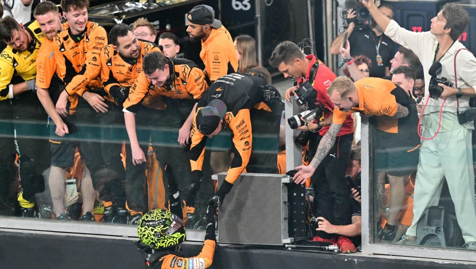 McLaren's British driver Lando Norris celebrates with his teammates after winning the Abu Dhabi Formula One Grand Prix at the Yas Marina Circuit in Abu Dhabi on December 8, 2024. (Photo by Giuseppe CACACE / AFP)