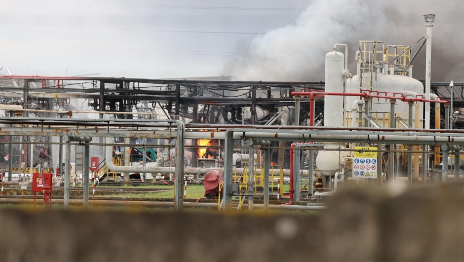 La colonna di fumo causata dall'esplosione avvenuta in un deposito di carburanti a Calenzano (Firenze), 9 dicembre 2024. La colonna di fumo  visibile anche dai comuni vicini, sul posto il sistema di regionale di emergenza sanitaria, vigili del fuoco e forze dell'ordine. // A view of the column of smoke due to the explosion that occurred in a warehouse in Calenzano (Florence), Italy, 9 December 2024. The column of smoke is also visible from nearby municipalities, the regional health emergency system, firefighters and forces are on site of the order. ANSA/CLAUDIO GIOVANNINI