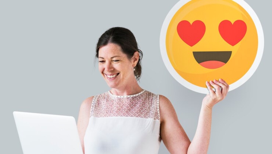 Gli emoji nelle chat rivelano la personalità: uno studio spiega come