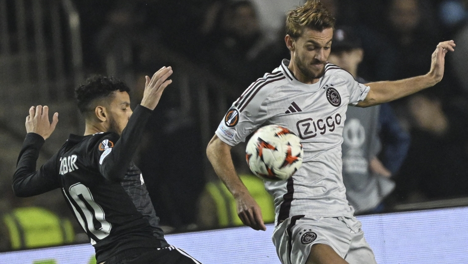 epa11680664 Abdellah Zoubir (L) of Qarabag and Daniele Rugani (R) of Ajax in action during the UEFA Europa League soccer match between Qarabag FK and Ajax Amsterdam, in Baku, Azerbaijan, 24 October 2024.  EPA/ROMAN ISMAYILOV