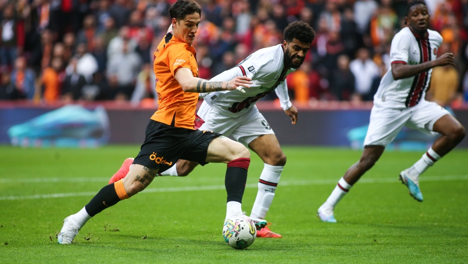 ISTANBUL, TURKEY - APRIL 23: Nicolo Zaniolo of Galatasaray challenges for the ball  during the Super Lig match between Galatasaray and Fatih Karagumruk SK at NEF Stadyumu on April 23, 2023 in Istanbul, Turkey. (Photo by Ahmad Mora/Getty Images)