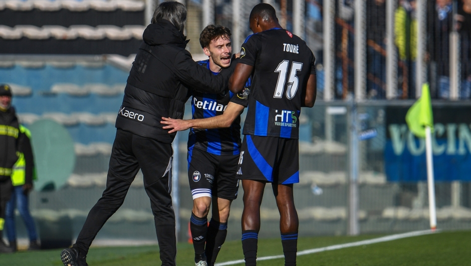 ..Esultanza,Matteo Tramoni,Pisa segna il gol del 1-0 .durante la partita tra Pisa e Sassuolo del Campionato italiano di calcio SerieB BKT 2024/2025 - Stadio  Romeo Anconetani-Cetilar Arena Pisa, Italia - 26 Dicembre 2024 - Sport (foto di Alessandro La Rocca/LaPresse)