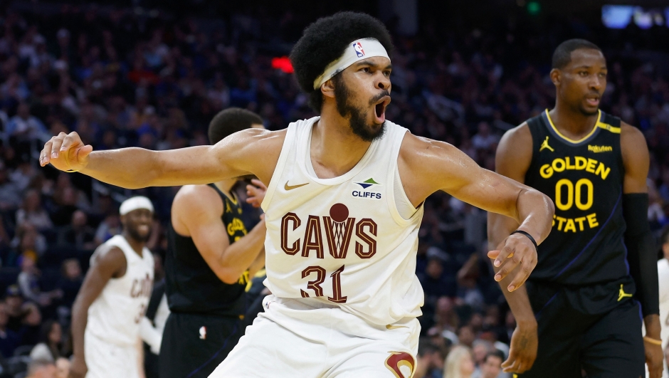 SAN FRANCISCO, CALIFORNIA - DECEMBER 30: Jarrett Allen #31 of the Cleveland Cavaliers reacts after a basket in the third quarter against the Golden State Warriors at Chase Center on December 30, 2024 in San Francisco, California. NOTE TO USER: User expressly acknowledges and agrees that, by downloading and or using this photograph, User is consenting to the terms and conditions of the Getty Images License Agreement.   Lachlan Cunningham/Getty Images/AFP (Photo by Lachlan Cunningham / GETTY IMAGES NORTH AMERICA / Getty Images via AFP)