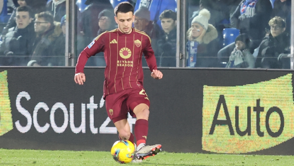 Como?s   AS Roma's Enzo Le Fee        in action during the Serie A Enilive 2024/2025 soccer match between Como and Roma at the Giuseppe Sinigaglia stadium in Como, north Italy - Sunday December  15, 2024. Sport - Soccer. (Photo by Antonio Saia/LaPresse)