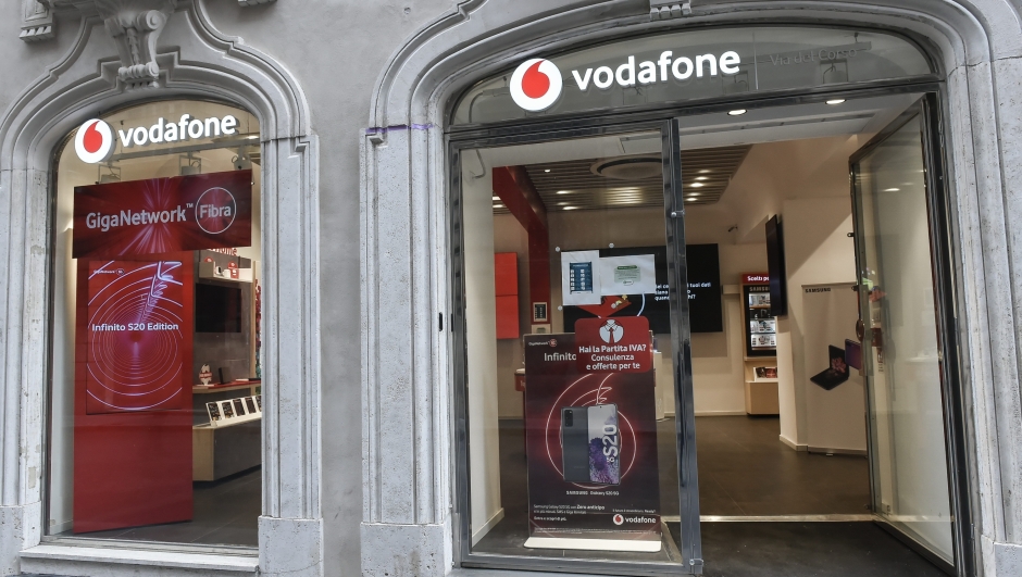 EMERGENZA CORONAVIRUS, ATTIVITA' CHE RIAPRONO  CORONAVIRUS  CORONA VIRUS  COVID19  COVID 19  ESERCIZIO COMMERCIALE  NEGOZIO  NEGOZIO TELEFONIA MOBILE  VODAFONE - SWISSCOM COMPLETA LACQUISIZIONE DI VODAFONE ITALIA - FOTO ARCHIVIO - fotografo: IMAGOECONOMICA