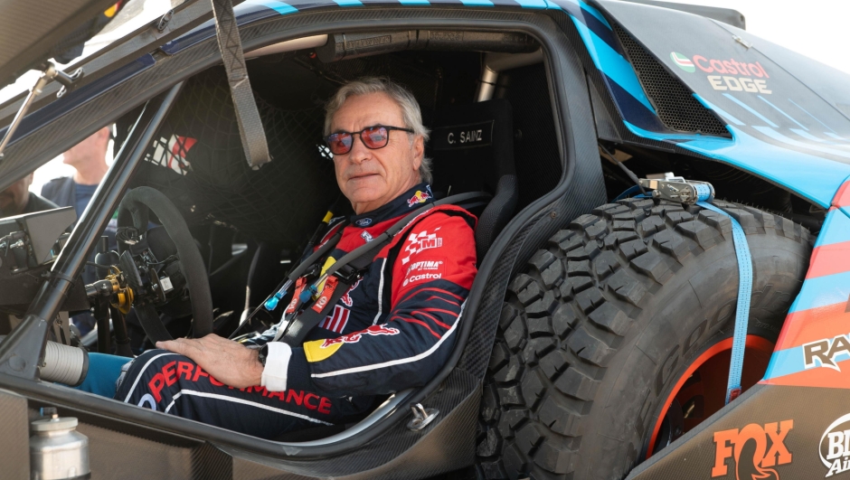 epa11801676 Spanish Rally driver Carlos Sainz is seen during the Scrutineering ahead of the 2025 Dakar Rally, starting with the Prologue on 03rd January in Bisha, Saudi Arabia, 01 January 2025.  EPA/Marie Hessel