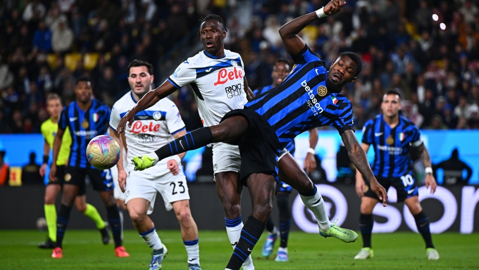 RIYADH, SAUDI ARABIA - JANUARY 02:  Marcus Thuram of FC Internazionale in action during the Italian Super Cup Semi-Final match between FC Internazionale and Atalanta at Al Awwal Park on January 02, 2025 in Riyadh, Saudi Arabia. (Photo by Mattia Ozbot - Inter/Inter via Getty Images)