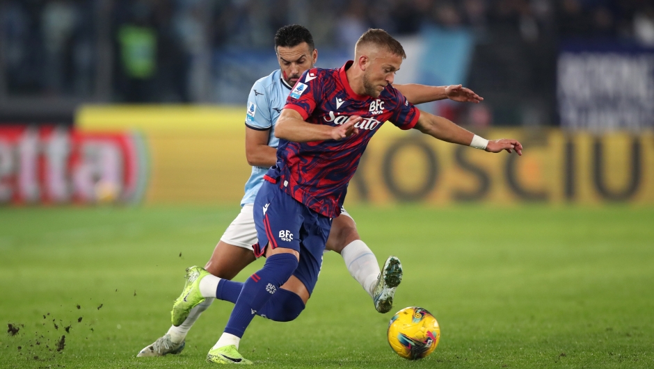 ROME, ITALY - NOVEMBER 24: Jesper Karlsson of Bologna runs with the ball under pressure from Pedro of Lazio during the Serie A match between SS Lazio and Bologna at Stadio Olimpico on November 24, 2024 in Rome, Italy. (Photo by Paolo Bruno/Getty Images)