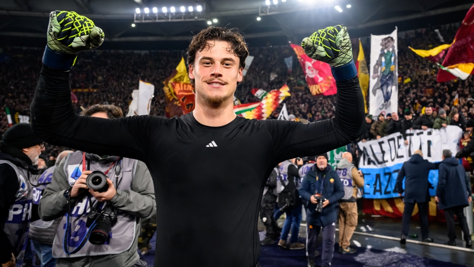 ROME, ITALY - JANUARY 05:  Mile Svilar of AS Roma celebrates the victory after the Serie A match between AS Roma and SS Lazio at Stadio Olimpico on January 05, 2025 in Rome, Italy. (Photo by Fabio Rossi/AS Roma via Getty Images)