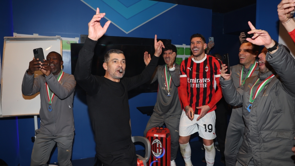 RIYADH, SAUDI ARABIA - JANUARY 06:  Head coach of AC Milan Sergio Conceicao celebrates after winning the Italian Super Cup Final match between FC Internazionale and AC Milan at  Al- Awwal Park Stadium on January 06, 2025 in Riyadh, Saudi Arabia. (Photo by Claudio Villa/AC Milan via Getty Images)