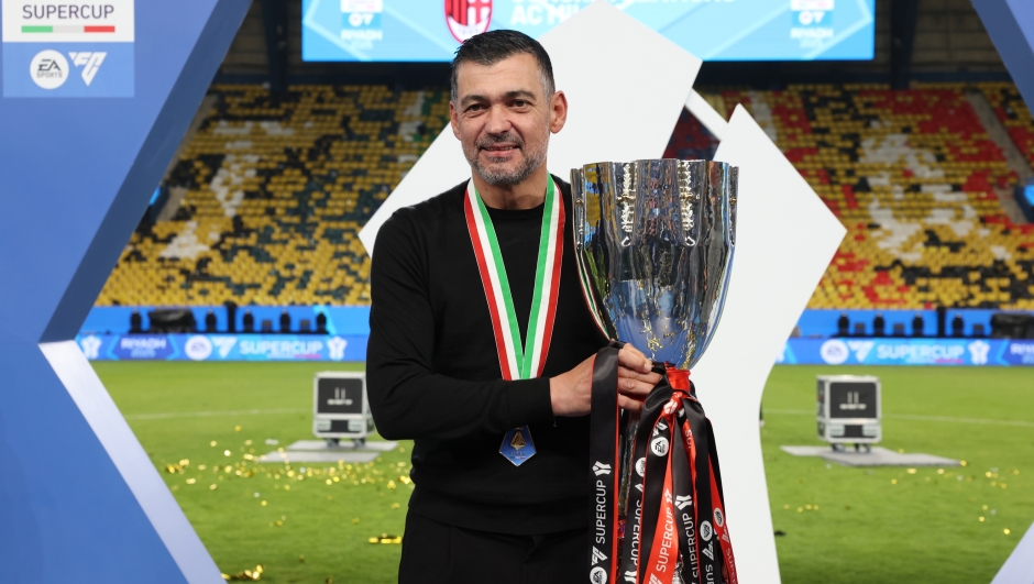 RIYADH, SAUDI ARABIA - JANUARY 06:  Head coach of AC Milan Sergio Conceicao celebrates with the trophy after winning the Italian Super Cup Final match between FC Internazionale and AC Milan at  Al- Awwal Park Stadium on January 06, 2025 in Riyadh, Saudi Arabia. (Photo by Claudio Villa/AC Milan via Getty Images)