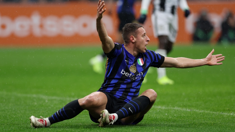 MILAN, ITALY - DECEMBER 19: Davide Frattesi of FC Internazionale, in action, reacts during Coppa Italia Match between FC Internazionale and Udinese Calcio at Stadio Giuseppe Meazza on December 19, 2024 in Milan, Italy. (Photo by Francesco Scaccianoce - Inter/Inter via Getty Images)