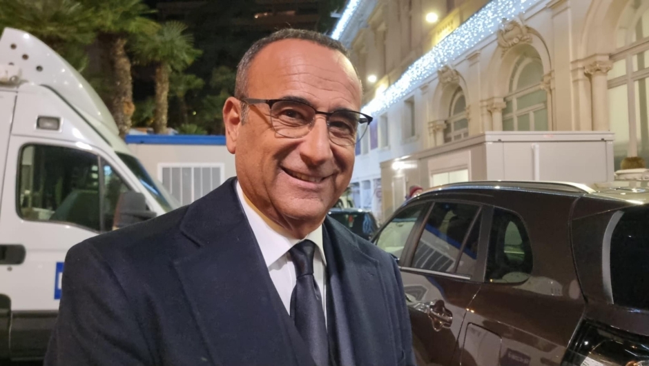 Il direttore artistico del Festival di Sanremo, Carlo Conti, in serata fuori dal Casin, dove lo attendeva una troupe per girare uno spot per una nota casa automobilistica, 16 dicembre 2024. ANSA