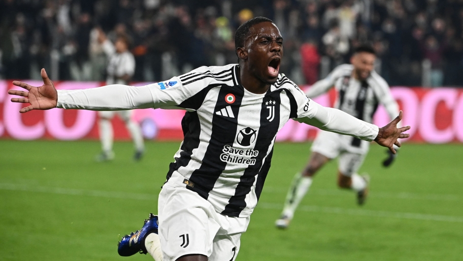 TOPSHOT - Juventus' American forward #22 Tim Weah celebrates his team's second goal during the Italian Serie A football match between Juventus and AC Milan at the Allianz stadium in Turin, on January 18, 2025. (Photo by Isabella BONOTTO / AFP)