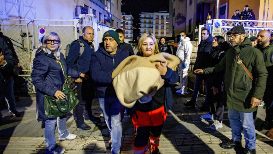 La neonata viene riportata all'ambulanza, dopo che i genitori l'hanno vista in clinica,  per essere portata in ospedale per i controlli, Cosenza, 21 gennaio 2023. ANSA / FRANCO ARENA