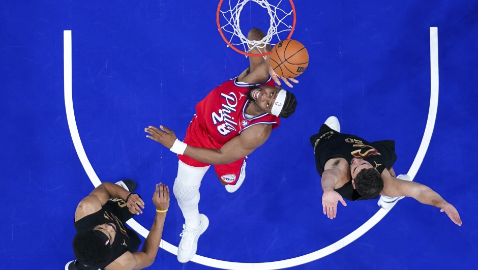 Philadelphia 76ers' Guerschon Yabusele, center, shoots with Cleveland Cavaliers' Georges Niang, right, and Jarrett Allen, left, defending during the second half of an NBA basketball game, Friday, Jan. 24, 2025, in Philadelphia. (AP Photo/Chris Szagola)