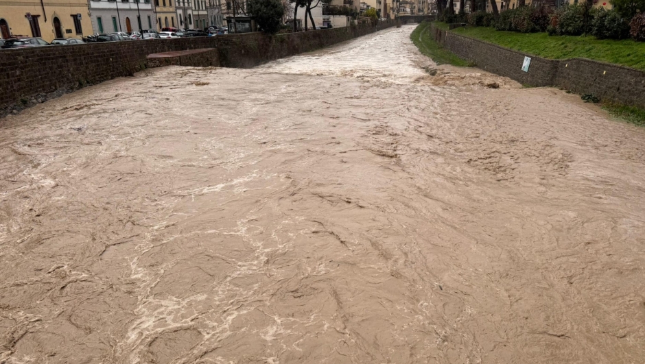 Bomba d'acqua a Firenze,  28 gennaio 2025. Pioggia e forte vento con ripercussioni sulla viabilit cittadina.  ANSA/ CLAUDIO GIOVANNINI