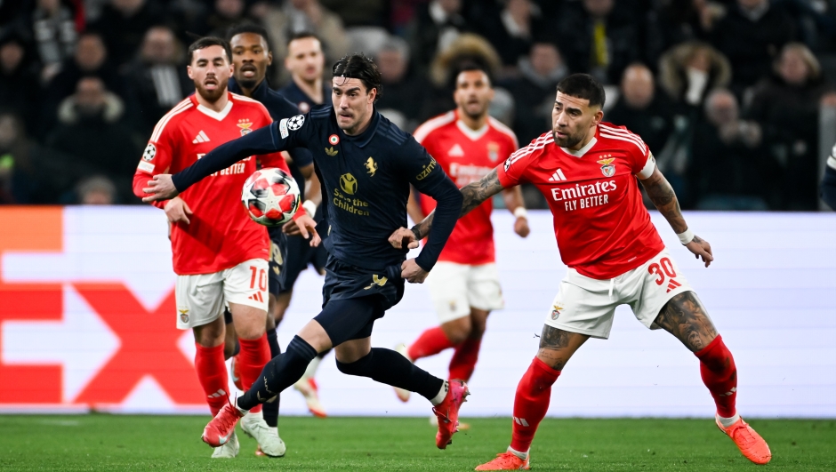 TURIN, ITALY - JANUARY 29: Dusan Vlahovic (L) of Juventus is challenged by Nicolas Otamendi of SL Benfica during the UEFA Champions League 2024/25 League Phase MD8 match between Juventus and SL Benfica at Juventus Stadium on January 29, 2025 in Turin, Italy. (Photo by Daniele Badolato - Juventus FC/Juventus FC via Getty Images)