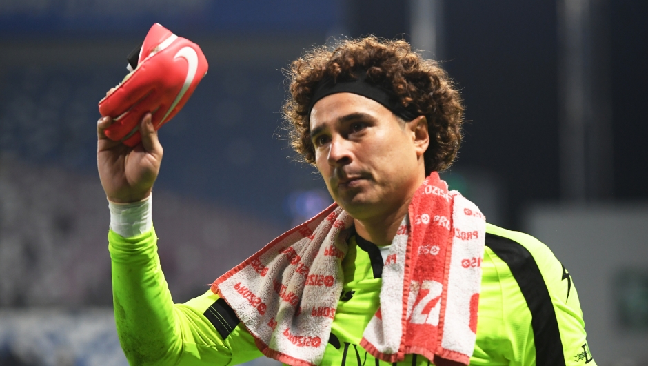  Guillermo Ochoa of US Salernitana gestures to the fans after the Serie A TIM match between US Sassuolo and US Salernitana at Mapei Stadium - Citta' del Tricolore on November 10, 2023 in Reggio nell'Emilia, Italy. (Photo by Alessandro Sabattini/Getty Images)