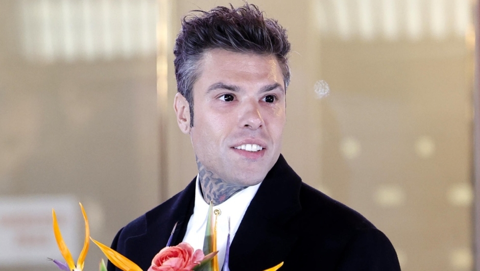 Fedez con gli occhi neri e dilatati