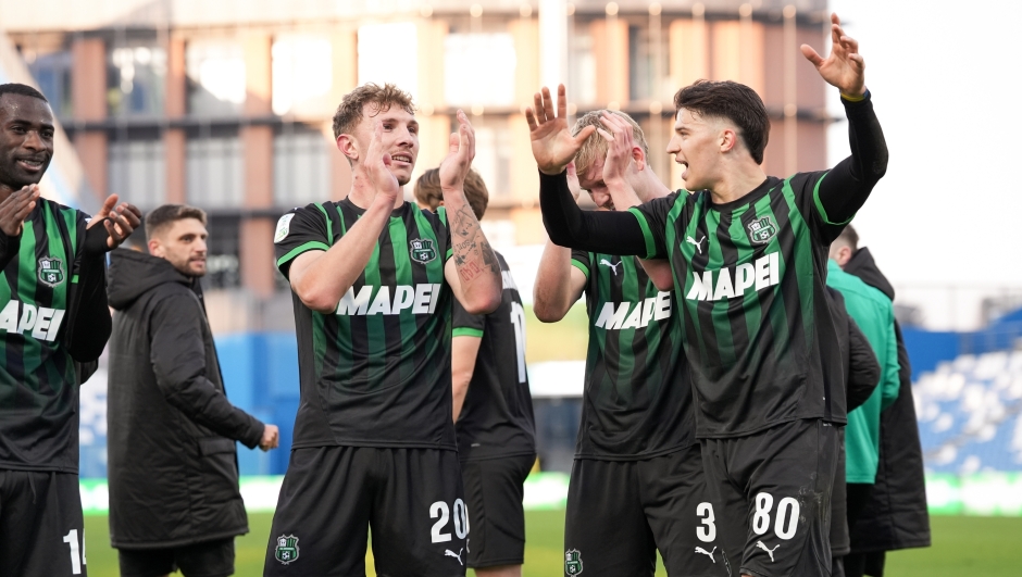 Sassuolo?s Pedro Obiang, Sassuolo?s Matteo Lovato and the players of Sassuolo celebrate for the victory at the end of the Serie BKT 2024/2025 match between Sassuolo and Brescia at Mapei Stadium Città del Tricolore - Sport, Soccer - Reggio Emilia, Italy - Saturday February 15, 2024 (Photo by Massimo Paolone/LaPresse)