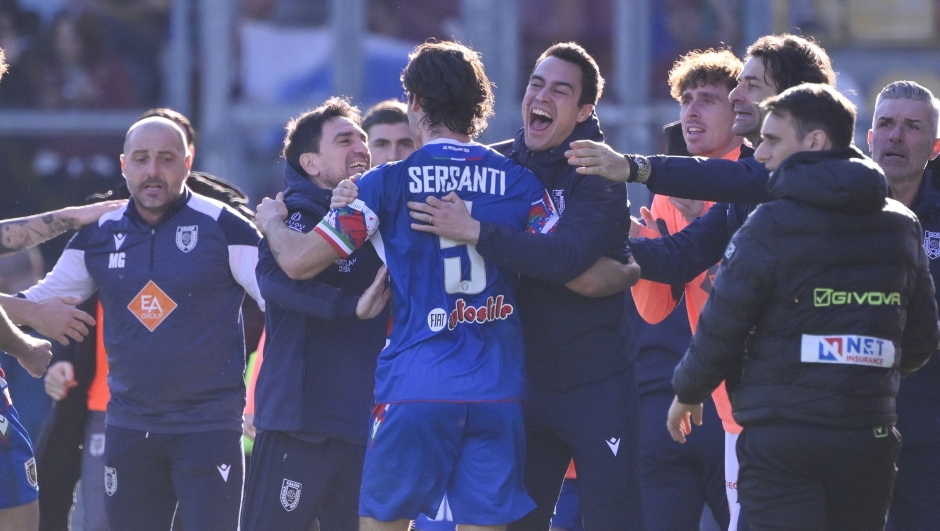 Reggiana's Alessandro Sersanti celebrates after scoring the goal 1-0 during the Serie BKT soccer match between Frosinone and Reggiana at the Frosinone Benito Stirpe stadium, Italy - Sunday, February 16, 2025 - Sport Soccer ( Photo by Fabrizio Corradetti/LaPresse )