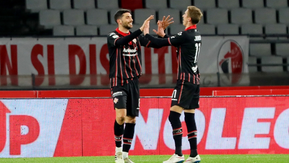 gol Mattia Valoti  durante la partita tra Bari vs Cremonese del Campionato italiano di calcio Serie BKT 2024/2025 - Stadio San Nicola, Bari, Italia - 15 Febbraio 2025 - Sport (foto di Donato Fasano/LaPresse)