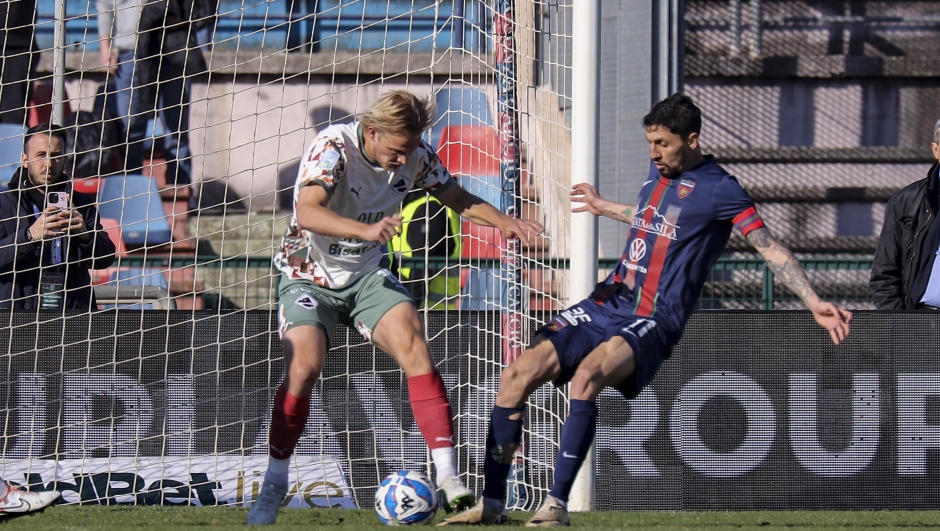 Pohjanpalo Julius (Palermo) e DOrazio Tommaso (Cosenza)  durante la partita tra Cosenza e Palermo del Campionato italiano di calcio Serie BKT 2024/2025-Stadio San Vito- Marulla, Cosenza, Italia-23 Febbraio 2025-Sport(foto Arenafoto/LaPresse)February 23, 2025 Cosenza Italy - sport, soccer - Cosenza vs Palermo- Italian Football Championship League BKT 2024/2025 - San Vito Marulla stadium. In the picPohjanpalo Jukius and D?Orazio Tommaso