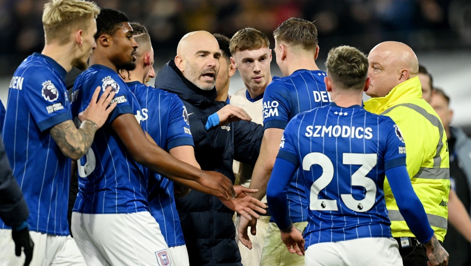 IPSWICH, ENGLAND - DECEMBER 30: Enzo Maresca, Manager of Chelsea, exchanges words with Ipswich Town players at the end of the Premier League match between Ipswich Town FC and Chelsea FC at Portman Road on December 30, 2024 in Ipswich, England. (Photo by Michael Regan/Getty Images)