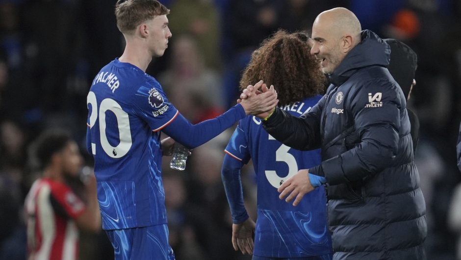 Chelsea's head coach Enzo Maresca, right shakes hands with Chelsea's Cole Palmer after the end of the during English Premier League soccer match between Chelsea and Brentford at Stamford Bridge in London, Sunday, Dec. 15, 2024, Chelsea won the game 2-1.(AP Photo/Kin Cheung) 


Associated Press / LaPresse
Only italy and Spain