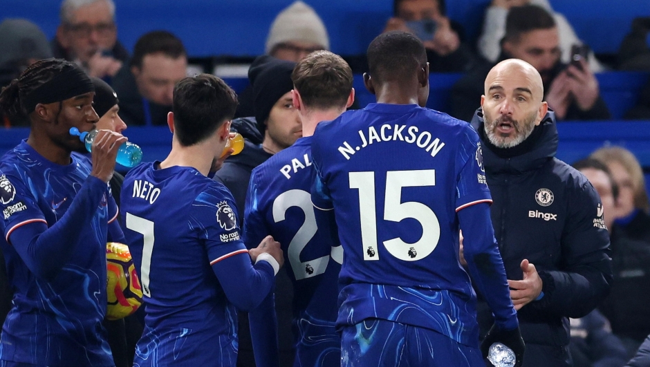 epa11840387 Chelsea's head coach Enzo Maresca (R) speaks with his players during the English Premier League match between Chelsea FC and Wolverhampton Wanderers in London, Britain, 20 January 2025.  EPA/ANDY RAIN EDITORIAL USE ONLY. No use with unauthorized audio, video, data, fixture lists, club/league logos, 'live' services or NFTs. Online in-match use limited to 120 images, no video emulation. No use in betting, games or single club/league/player publications.