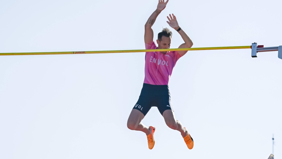 epa11490565 Renaud Lavillenie of France competes in the men???s Pole Vault competition 'Pole Vaulting on the Pier' in Sopot, nothern Poland, 21 July 2024.  EPA/Marcin Gadomski POLAND OUT