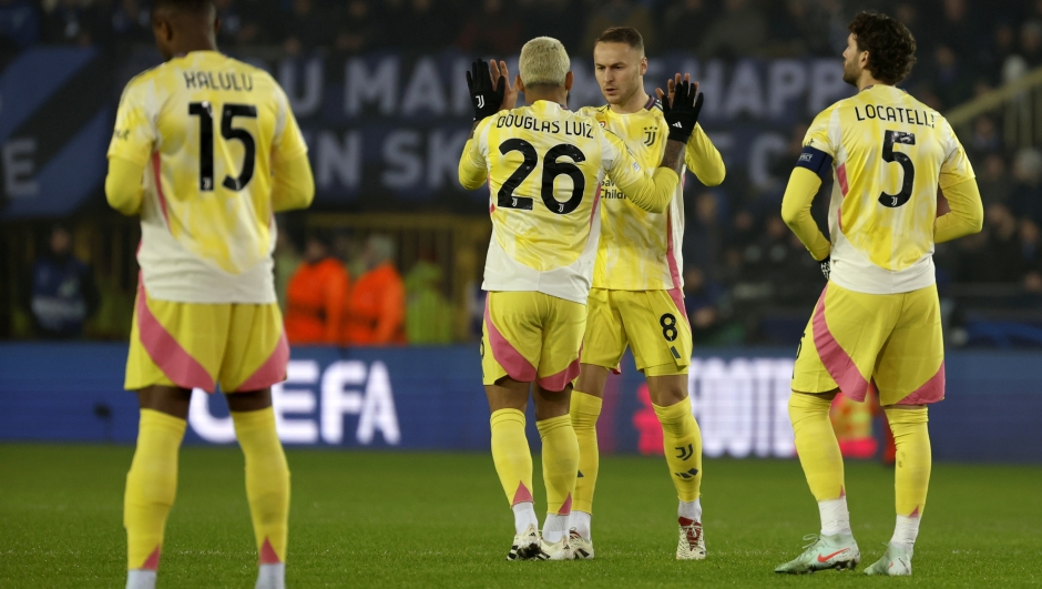 Juventus' Douglas Luiz, center left, and Juventus' Teun Koopmeiners, center right, prior to the Champions League opening phase soccer match between Club Brugge and Juventus at the Jan Breydel Stadium in Bruges, Belgium, Tuesday, Jan. 21, 2025. (AP Photo/Geert Vanden Wijngaert)