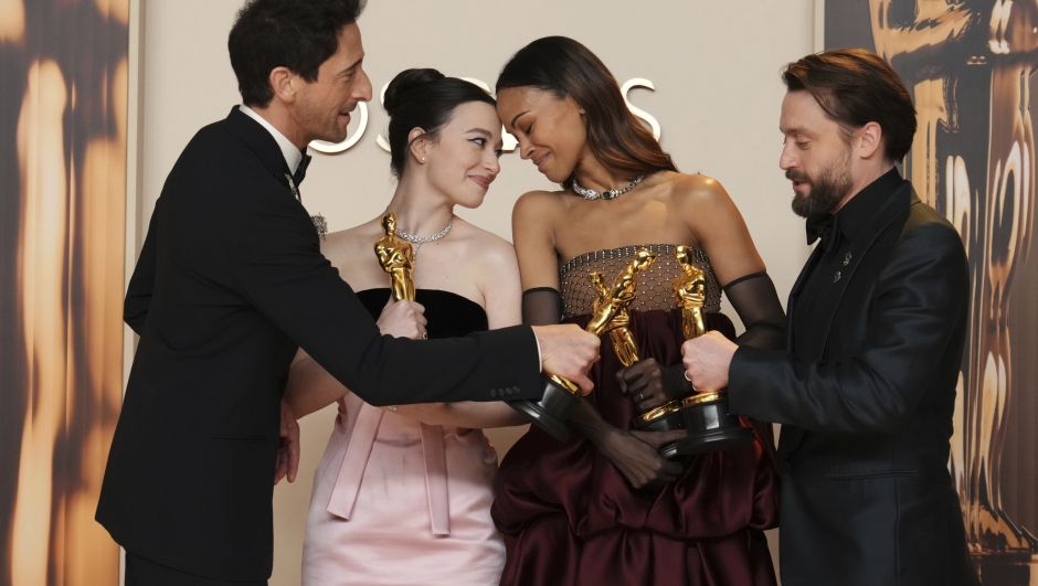 Adrien Brody, from left, winner of the award for best performance by an actor in a leading role for "The Brutalist," Mikey Madison, winner of the award for best performance by an actress in a leading role for "Anora," Zoe Saldana, winner of the award for best performance by an actress in a supporting role for "Emilia Perez," and Kieran Culkin, winner of the award for best performance by an actor in a supporting role for "A Real Pain," pose in the press room at the Oscars on Sunday, March 2, 2025, at the Dolby Theatre in Los Angeles. (Photo by Jordan Strauss/Invision/AP)  Associated Press/LaPresse