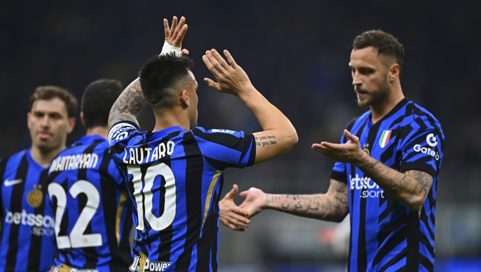 MILAN, ITALY - MARCH 08: Lautaro Martinez of FC Internazionale celebrates with his teammate Marko Arnautovic after scoring his team's opening goal, cancelled after the VAR intervention during the Serie A match between FC Internazionale and Monza at Stadio Giuseppe Meazza on March 08, 2025 in Milan, Italy. (Photo by Mattia Pistoia - Inter/Inter via Getty Images)