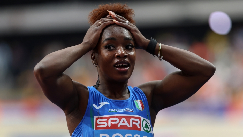 APELDOORN, NETHERLANDS - MARCH 09: Gold medallist, Zaynab Dosso of Italy, celebrates after victory in the Women's 60m Final during the European Athletics Indoor Championships at Omnisport Apeldoorn on March 09, 2025 in Apeldoorn, Netherlands.  (Photo by Dean Mouhtaropoulos/Getty Images)