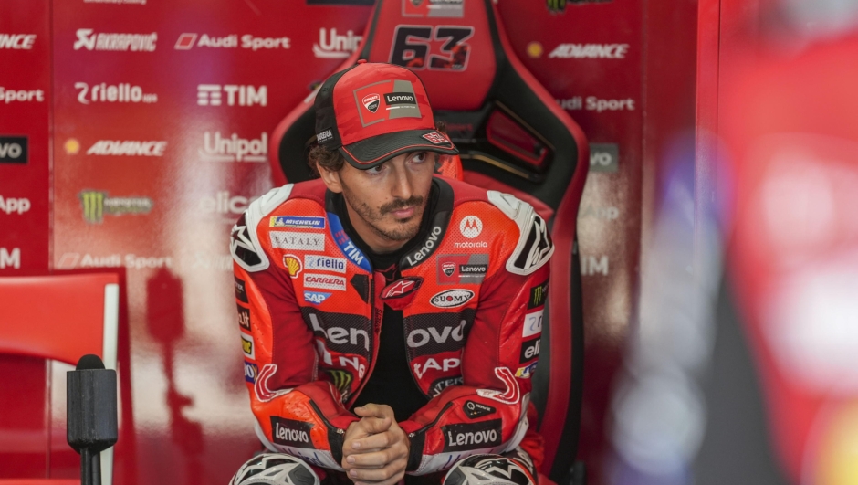 epa12056305 Ducati Lenovo Team's rider Francesco Bagnaia of Italy sits in his team's box after participating in the second MotoGP's qualyfing session for the Motorcycling Grand Prix of Spain, in Jerez de la Frontera, Spain, 26 April 2025. The Motorcycling Grand Prix of Spain is to be held at the Circuito de Jerez - Angel Nieto racing track on 27 April 2025. EPA/ROMAN RIOS