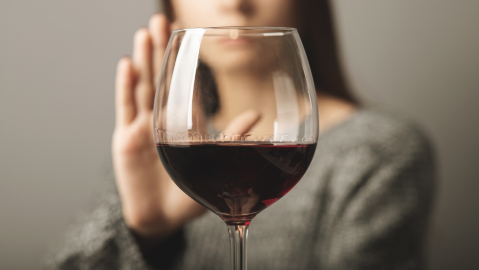 Si può bere un drink mentre si è a dieta? Risponde il nutrizionista