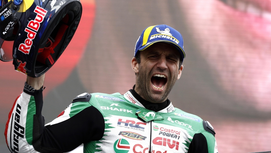 epa12090977 French MotoGP rider Johann Zarco of LCR Honda Team celebrates on the podium after winning the Moto GP race at the French Motorcycling Grand Prix in Le Mans, France, 11 May 2025. EPA/YOAN VALAT
