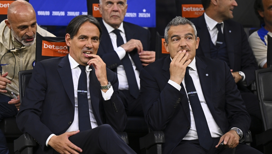 Head coach of FC Internazionale Simone Inzaghi and Second coach of FC Internazionale Massimiliano Farris prior the Serie A match between FC Internazionale and SS Lazio at Stadio Giuseppe Meazza on May 18, 2025 in Milan, Italy. (Photo by Mattia Ozbot - Inter/Inter via Getty Images)