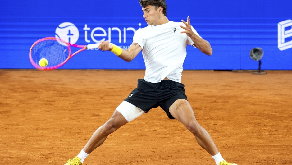 Italy's Flavio Cobolli returns the ball to Spain's Roberto Bautista Agut, during their men's single quarterfinal match, at the Hamburg tennis tournament, in Hamburg, Germany, Thursday, May 22, 2025. (Daniel Bockwoldt/dpa via AP)