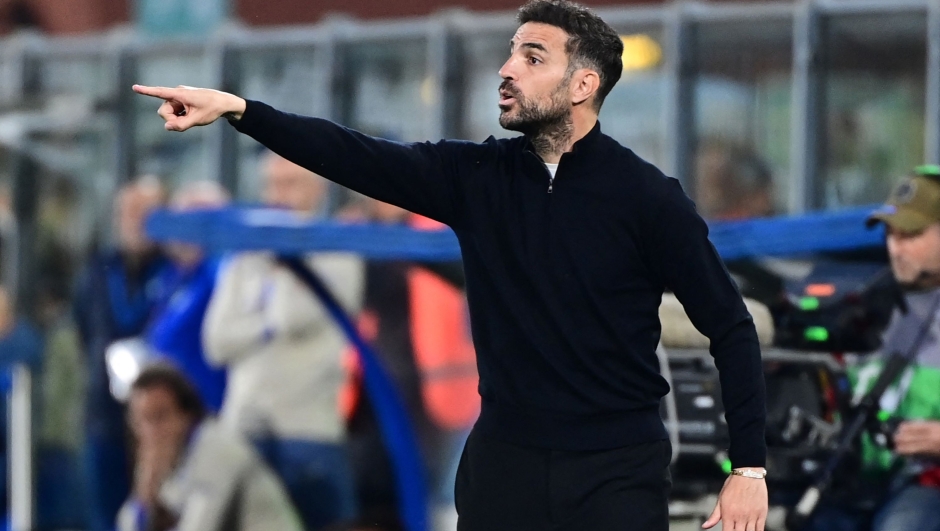 Como's Spanish head coach Cesc Fabregas gestures during the Italian Serie A football match between Como 1907 and Inter Milan at the Giuseppe-Sinigaglia Stadium in Como, on May 23, 2025. (Photo by PIERO CRUCIATTI / AFP)