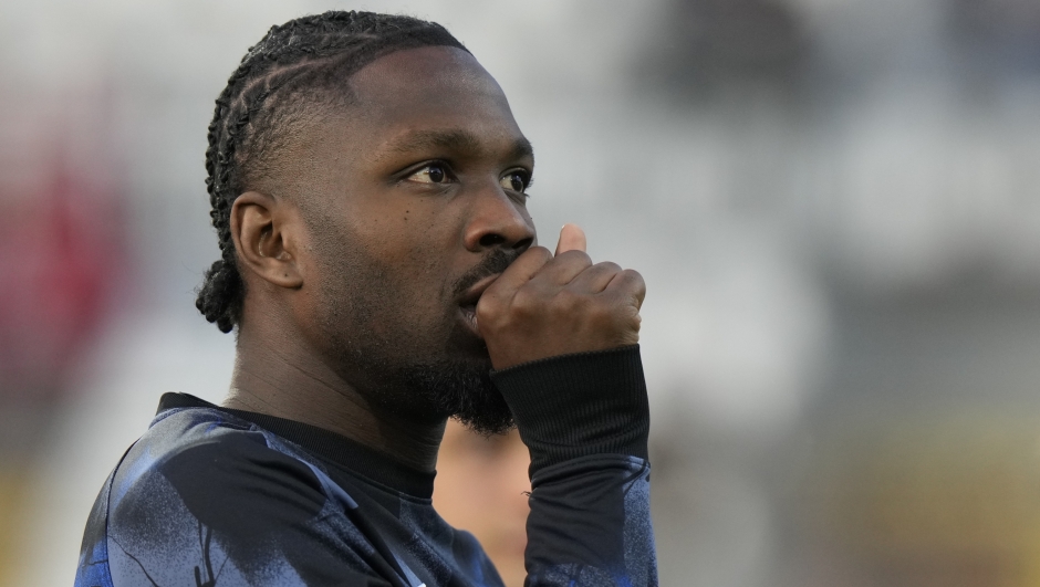 Inter Milan's Marcus Thuram warms up before the Serie A soccer match between Como and Inter Milan at the Sinigaglia stadium in Como, Italy, Friday, May 23, 2025. (AP Photo/Luca Bruno)