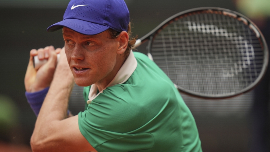 Italy's Jannik Sinner returns the ball to Jiri Lehecka of the Czech Republic during their third round match of the French Tennis Open, at the Roland-Garros stadium, in Paris, Saturday, May 31, 2025. (AP Photo/Thibault Camus)
