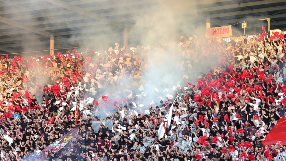 tifosi della Cremonese durante la partita tra Cremonese e Spezia dei playoff del Campionato italiano di calcio Serie BKT 2024/2025 - Stadio Giovanni Zini, Italia - 29 maggio 2025 - Sport (foto Hasanpapaj LaPresse)