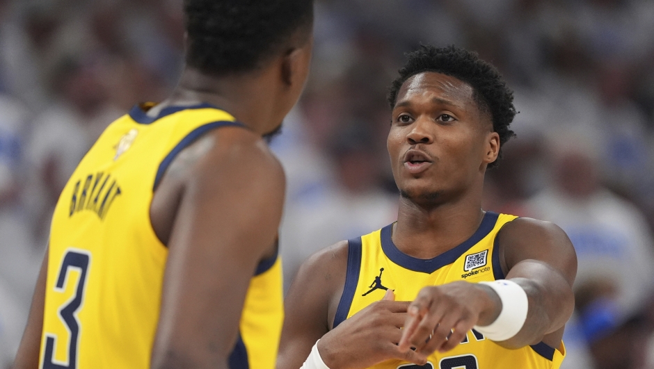Indiana Pacers center Thomas Bryant (3) talks with guard Bennedict Mathurin (00) during the second half of Game 1 of the NBA Finals basketball series against the Oklahoma City Thunder Thursday, June 5, 2025, in Oklahoma City. (AP Photo/Julio Cortez) Associated Press / LaPresse Only italy and spain